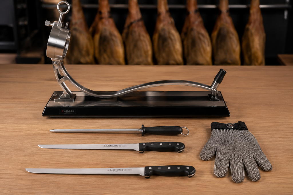 Herramientas básicas para empezar a cortar jamón: jamonero, cuchillo jamonero, cuchillo deshuesador, chaira y guante anticorte.